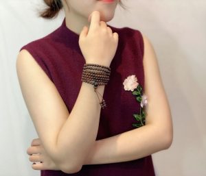 vòng tay trầm hương sẽ là một phần thú vị và sang trọng trong bộ sưu tập trang sức của bạn.