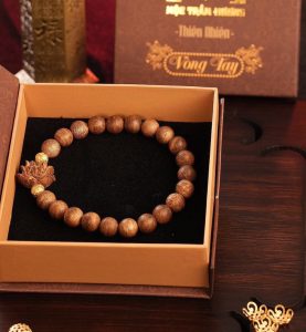 Vòng trầm hương kỳ hải nam mix bi vàng 24k