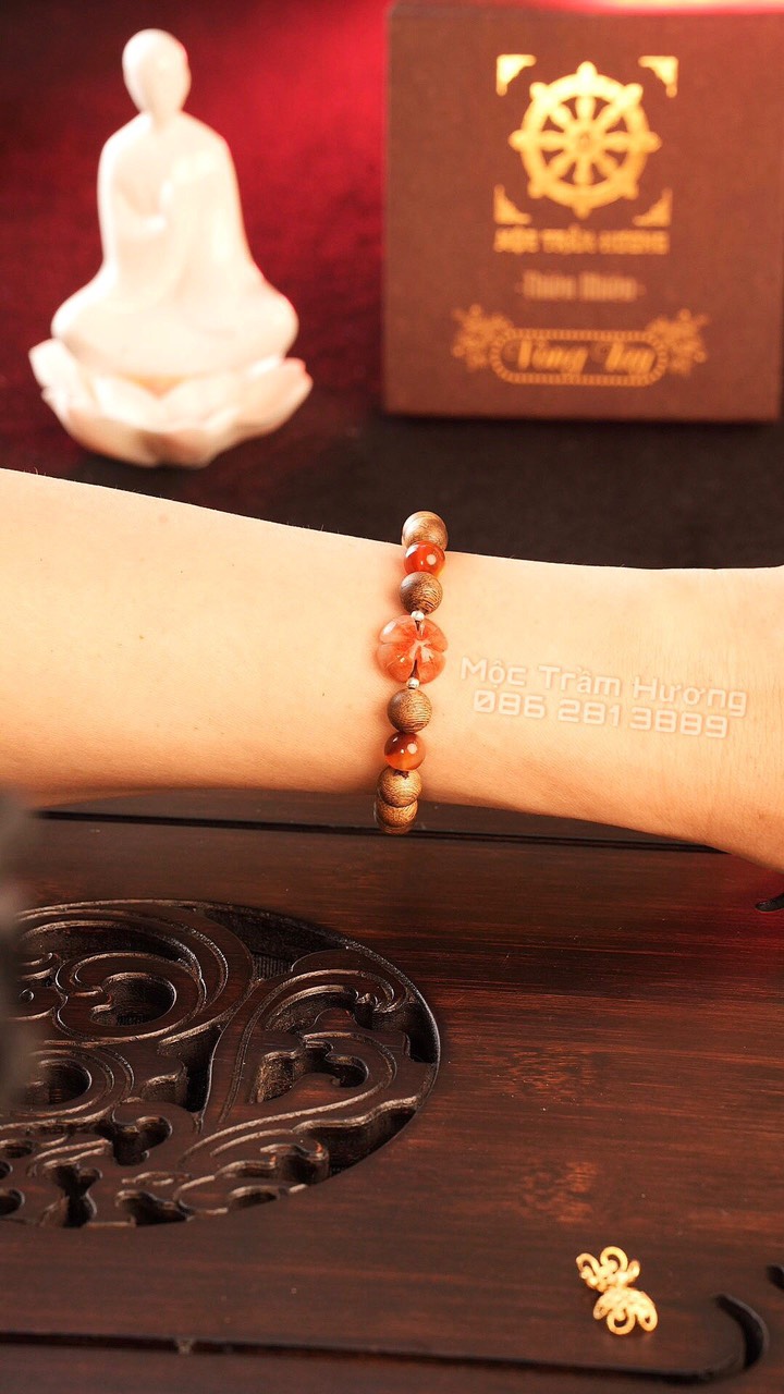 Vòng trầm hương 8mm kỳ hải nam mix cỏ huyết 4 lá