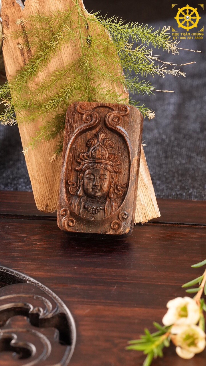 Mặt trầm hương khắc tượng phật.