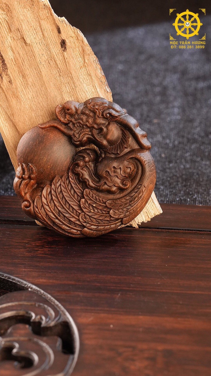 Mặt trầm hương khắc long phụng tinh tế.